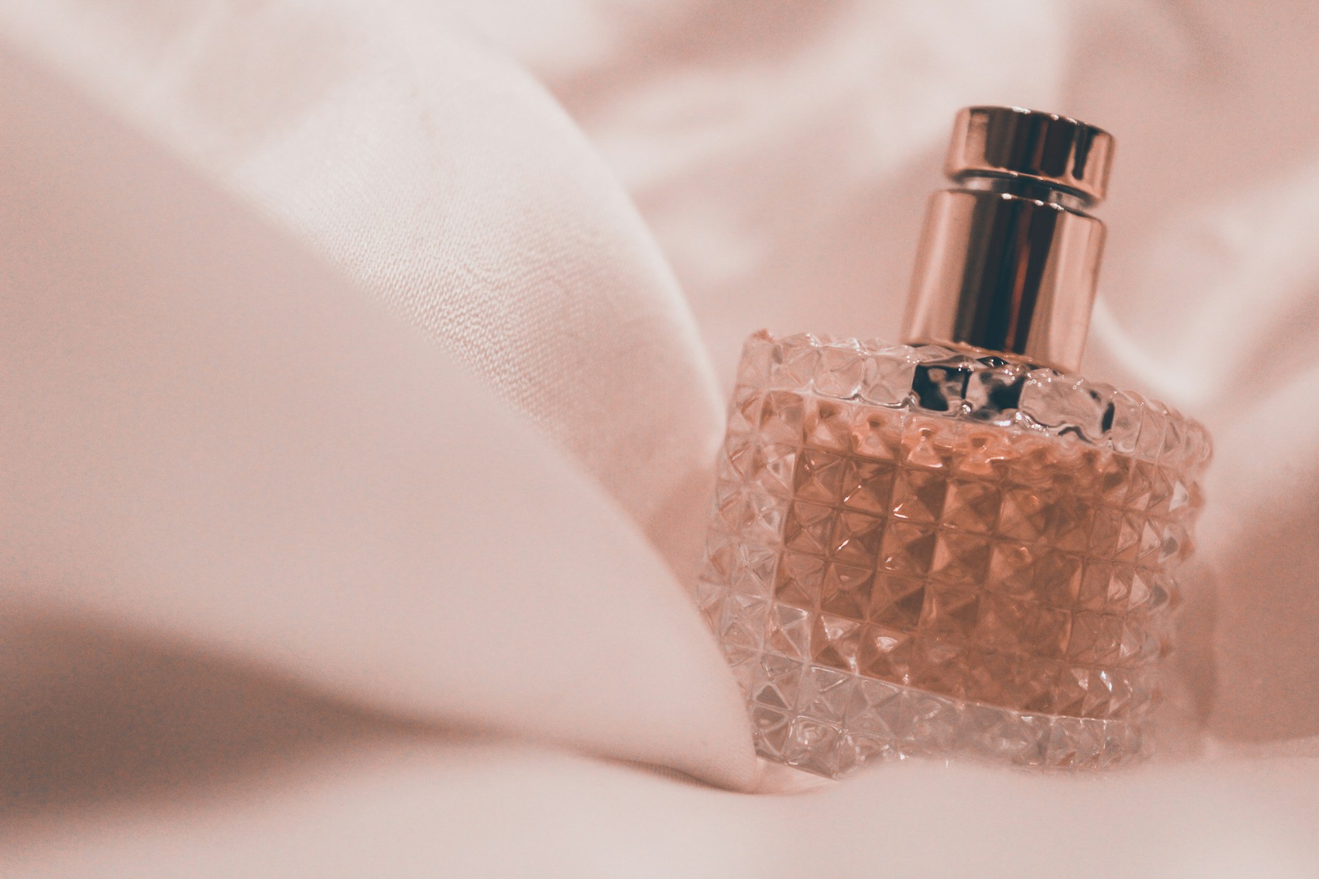 Ce înseamnă persistența și siajul unui parfum și de ce nu sunt același lucru? — Reporter MEDIA